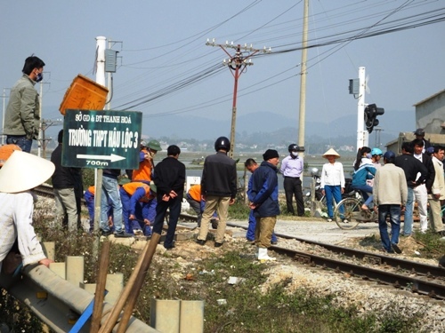 Tàu hỏa đâm ô tô, 2 người thiệt mạng