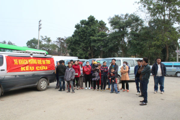 Hàng chục người ngăn cản khai tuyến xe bus