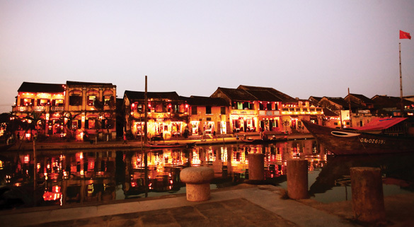 Phố cổ và anh bí thư dắt xe đạp 'vơ vẩn'