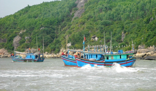 Cứu hộ tàu cá cùng 7 ngư dân mắc cạn nhiều giờ