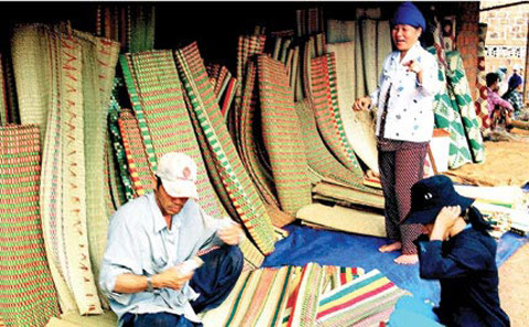 Khóc như mưa khi nhận… thưởng Tết