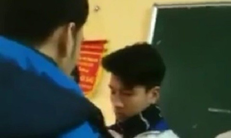 Thầy giáo tát học sinh trên lớp