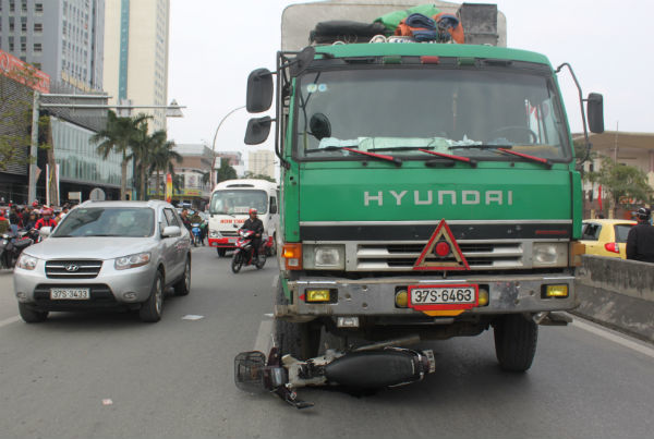 Tuyến đường trung tâm TP. Vinh ‘tê liệt’ do tai nạn