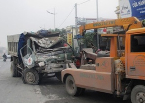 Xe tải tông 5 nhà dân, 1 phụ nữ mang thai bị thương