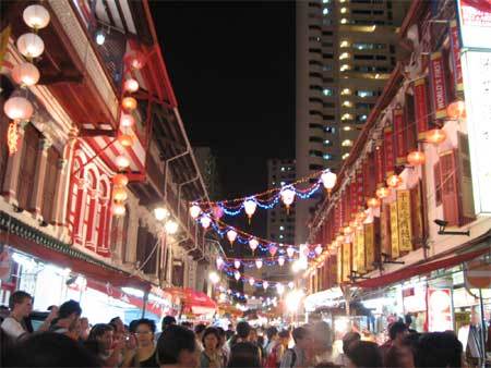 Cảnh rộn ràng chợ đêm Tết ở Singapore