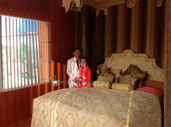 Đại gia Lê Ân vào phòng riêng thử siêu giường cùng vợ