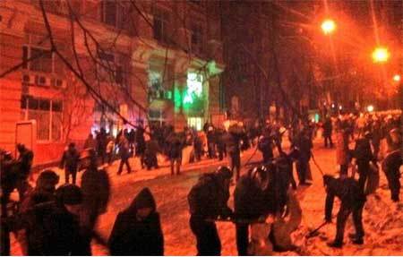 Các tòa nhà chính phủ Ukraine lần lượt bị chiếm