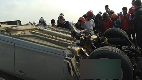 Tông liên hoàn, xe Lacetti ngửa bụng trên đường