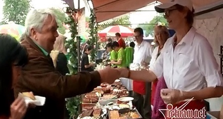 Ngắm phu nhân đại sứ bán hàng làm từ thiện