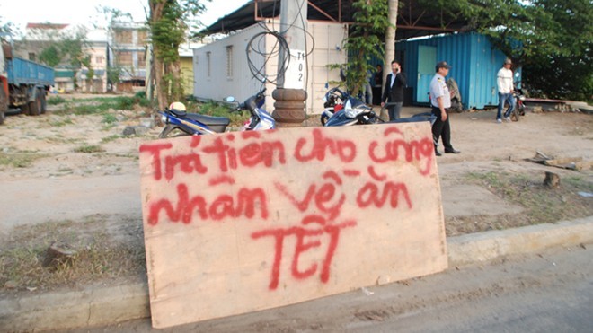 Công nhân trưng bảng đòi lương về quê ăn Tết