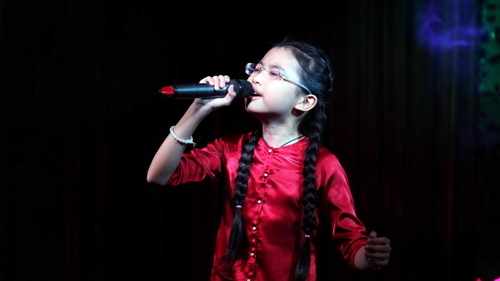 Phương Mỹ Chi chạy sô từ mùng 8 Tết