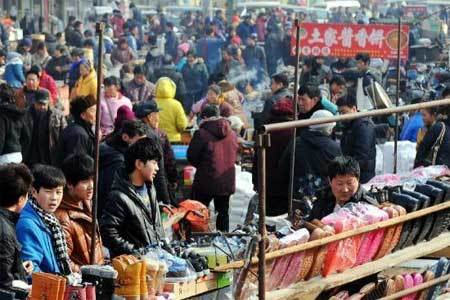 Người châu Á tất bật sắm Tết tới phút chót