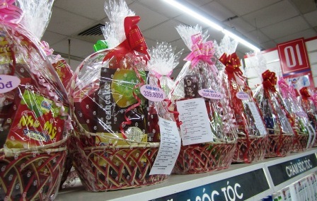 Chợ hoa ế sưng, quý bà sắm Tết bằng thẻ ghi nợ