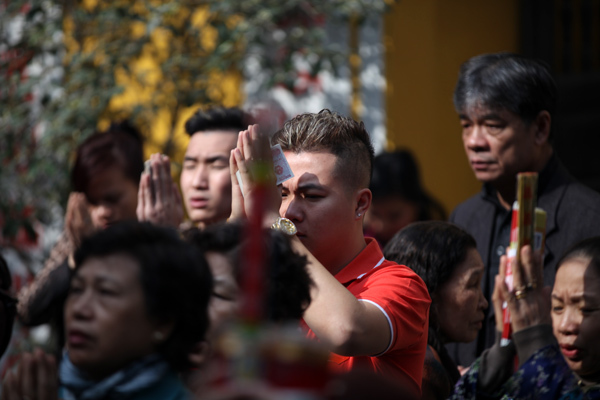 Dân Hà Nội nườm nượp đi lễ đầu năm