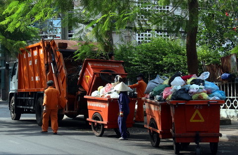 Mồng 2 Tết: Ra quân làm sạch đường phố