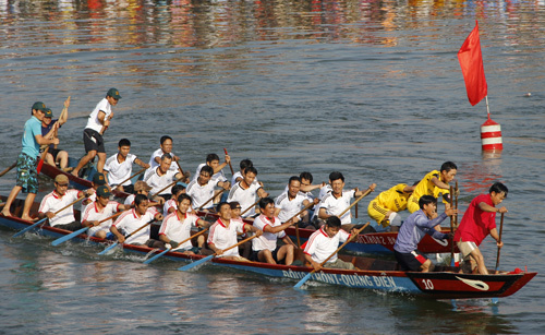 Lễ hội đua thuyền trên cao nguyên