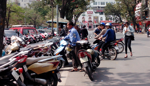 Dịch vụ gửi xe, ăn uống chặt chém ngày Tết