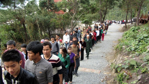 Vượt hàng trăm km đến viếng mộ Đại tướng ngày Tết