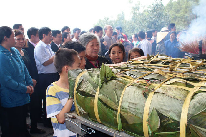 Cặp bánh chưng 700kg dâng bà Hoàng Thị Loan