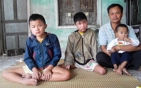 Thảm cảnh 3 anh em tàn tật với ước mơ được một lần đứng dậy