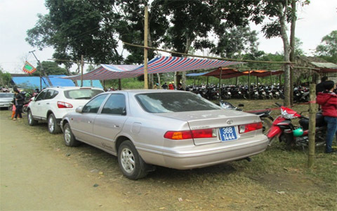 Lập đường dây nóng ‘tố’ xe công đi lễ chùa