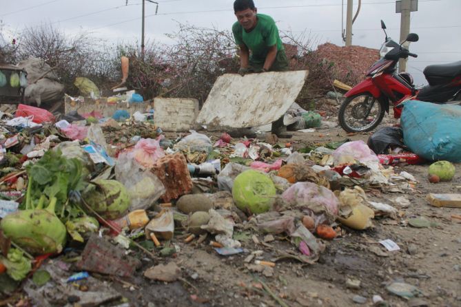 Cận cảnh bánh chưng, giò chả đổ đầy bãi rác Hà Nội