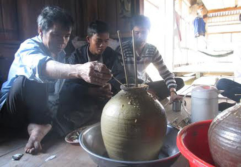 Trắng đêm “chịu nhục” mới được rước dâu