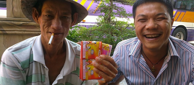 Người Việt xuất ngoại… bán vé số