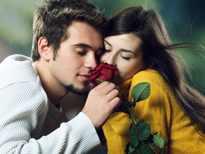 Chồng tặng hoa, vợ đem so sánh với... bịch bỉm