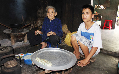 Cụ già 87 tuổi còng lưng nuôi con tâm thần, cháu dị tật