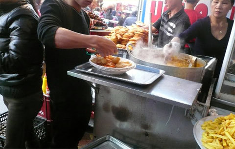 Hàng ăn cổng chùa: Vừa vơ rác vừa nhể ốc vẫn đông khách