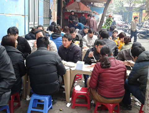 Đầu năm vào hàng bún chả ăn…tiệc buffet