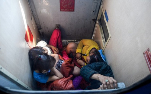 Nằm toilet trở vào Nam tìm việc