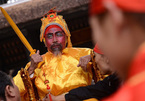 Kiệu chúa lật nhào trong lễ hội rước vua sống ở Hà Nội