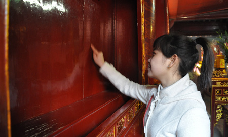 Nhầm giá để đồ là bảng vàng, bạn trẻ mải mê cầu ước