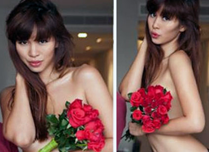 Siêu mẫu khỏa thân lấy hoa hồng che ngực