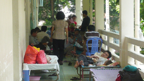 Thời tiết bất thường khiến bệnh viện quá tải
