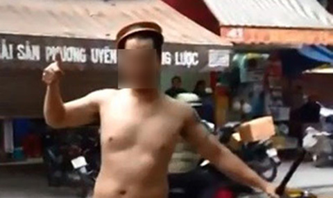 Náo loạn vì trai trẻ khỏa thân dắt xe đạp trên phố Hà Nội