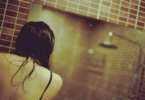 Người tình của mẹ làm em kinh hãi