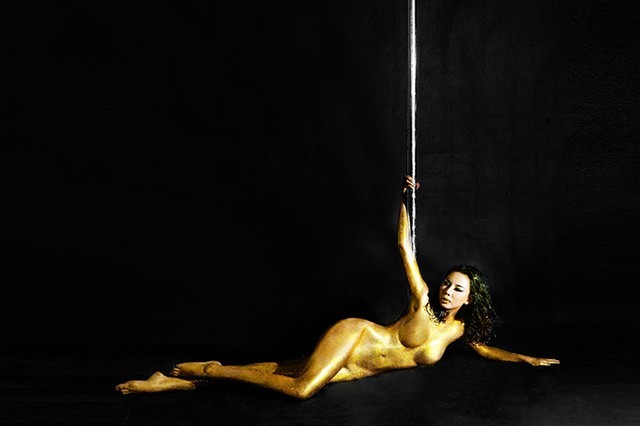 Lại gây sốc bằng ảnh khỏa thân 100%