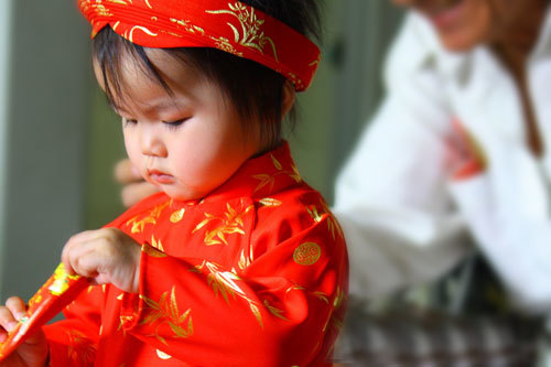 Trẻ con ham tiền mừng tuổi, phải trách người lớn!