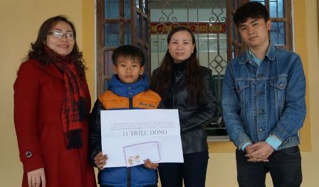 Trao 11 triệu đến cậu học trò nghèo bắt cua nuôi bà nội