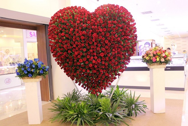 Trái tim hoa hồng cao 2,5 mét mừng lễ tình nhân ở Sài Gòn