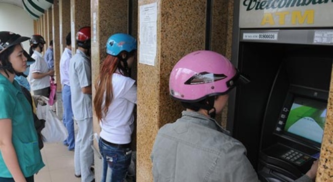 Hoa mắt với phí ngân hàng