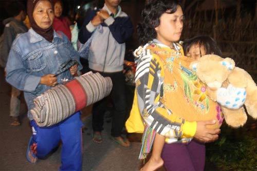 Núi lửa làm tê liệt 3 sân bay Indoneisa, 200.000 người sơ tán