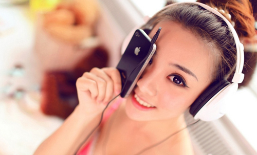 Thiếu nữ nóng bỏng khoe iPhone