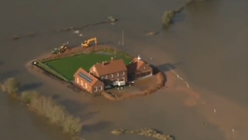 Cứu nhà trong biển lũ