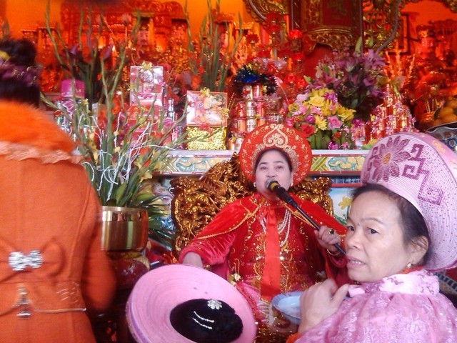 'Đại gia' hầu đồng mở tiệc 2.000 mâm cỗ miễn phí ở Hải Dương