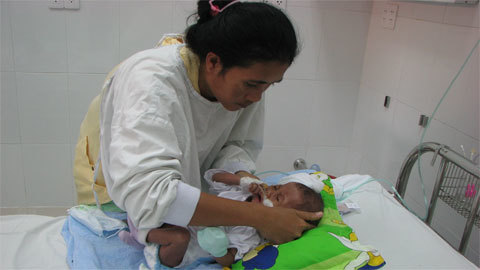 Thương em bé Ê Đê có trái tim yếu ớt
