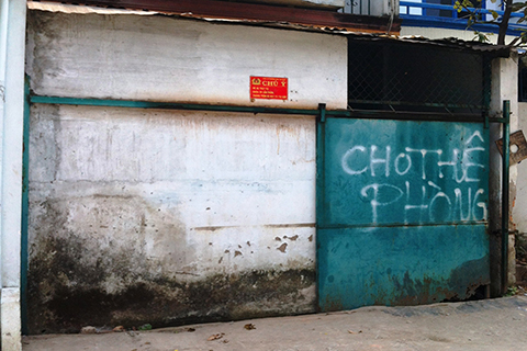 Chồng dùng búa tấn công vợ và tình địch